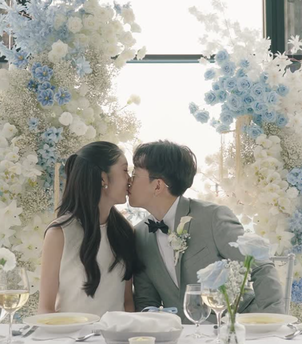 Couple sharing a kiss at the sweetheart table